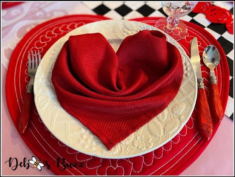 Romance & Red Roses Reign on Sweetheart Table - Debbee's Buzz Valentine Napkin Rings, Valentines Day Table Setting, Red Wedding Ideas, Valentines Day Tablescapes, Creative Napkin Fold, Valentines Day Table, Beautiful Napkin Folding, Fancy Napkin Folding, Christmas Napkin Folding