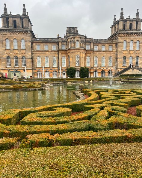 Have you visited Blenheim during the festive season before? Or are you planning a trip this year? Let me know in the comments! 📍Blenheim Palace, Woodstock OX20 1PS #blenheim #blenheimpalace #uktravel #visitengland #christmas #explore #uk #autumn #november #christmasiscoming #exploreuk Couple Vision Board, Couples Vision Board, Uk Autumn, Autumn November, Blenheim Palace, Visiting England, Period Pieces, British Countryside, Half Life