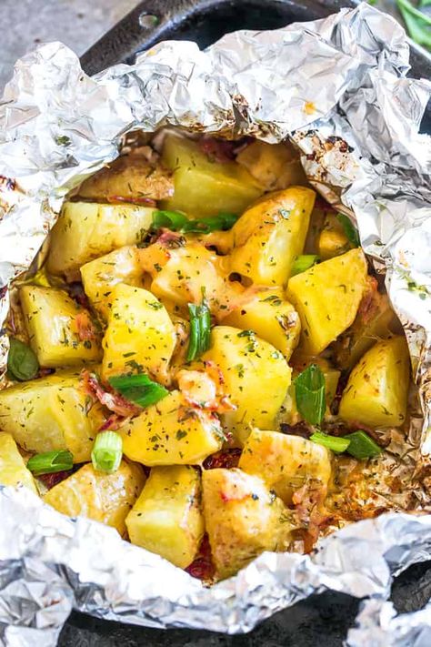 Flavor-loaded potatoes & bacon cooked inside foil packs, then topped with melty cheese + green onions. An easy twist on the classic loaded potatoes! #potatoes #grillrecipes #grill #foilpackets #foildinner Potatoe Foil Packs, Potato Foil Packets, Foil Potatoes On Grill, Cheesy Bacon Potatoes, Loaded Potatoes, Foil Packet Potatoes, Chicken Foil Packets, Foil Dinners, Foil Packs