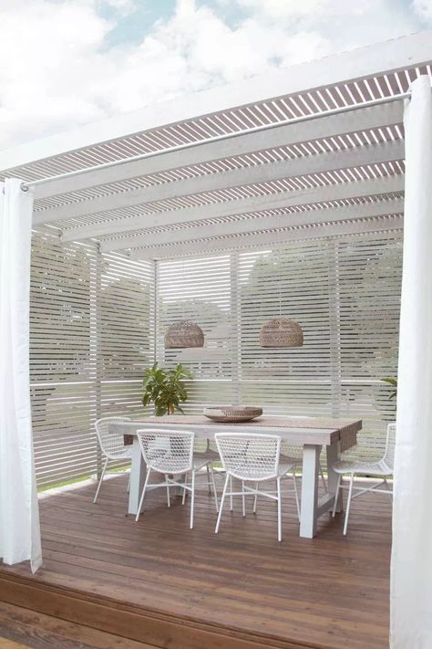 20 Modern Pergola Ideas to Shade Your Outdoor Space Pergola Shade Ideas Diy, Pergola Roof Ideas, Backyard Shade Ideas, Ombra Pergola, Pergola Modern, Alfresco Decking, Pergola Roof, Open Deck, White Pergola