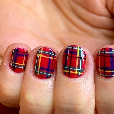 Sarah Thompson, Nail Artist on Instagram: "Festive handpainted tartan plaid for @runs4quesodilla inspired by the gorgeous art of @coyarose! I went blind painting these lines one by one, but it was worth it! #tartanplaid #tartannails #plaidnails #christmasplaid" Red Flannel Nails, Christmas Tartan Nails, Red Tartan Nails, Tartan Christmas Nails, Tartan Nail Art, Christmas Nail Polish Ideas, Scottish Nails, Diy Plaid Nails, Scotland Nails