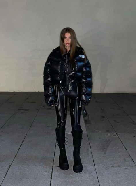 Fashion Metaverse, Techno Rave Outfit, Winter Rave, Doudoune The North Face, Winter Outfits Snow, Swag Girl Style, Aesthetic Tiktok, Puffer Jacket Women, Fashion Aesthetics