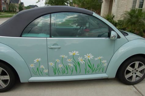 A daisy field blowing in the wind on a light blue daisy...bliss. Volkswagen Beetle Decor, Car Interior Diy, Bug Car, Car Deco, Blowing In The Wind, Beetle Car, Daisy Field, Girly Car, Cute Car Accessories