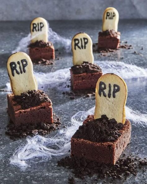 Homemade Halloween Treats, Haunted House Cake, Halloween Brownies, Postres Halloween, Spider Cookies, Dulces Halloween, Halloween Party Snacks, Halloween Treats For Kids, Halloween Food Treats