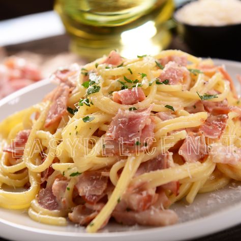 recette de Pâtes à la Carbonara. Crémeuses, savoureuses et prêtes en un rien de temps, ces pâtes sont idéales pour une soirée de semaine occupée. Meal Ideas