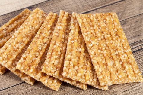 Learn how to make and prepare the recipe for Pasteli, also known as Greek sesame and honey candy. Sesame Candy, Sesame Seeds Recipes, Glutenfri Baking, Greek Recipes Dessert, Honey Candy, Honey Sesame, Greek Sweets, Greek Desserts, Candy Recipe