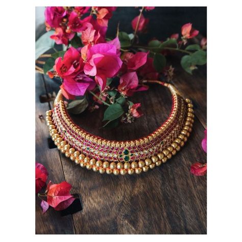 Contemporary Kemp Choker By The Brand Niyathi!! Marriage Embroidery, Kemp Choker, Kemp Jewellery, Jewellery Patterns, Bridal Decor, Gold Necklace Set, Classic Jewelry, Style Necklace, Bridal Jewellery