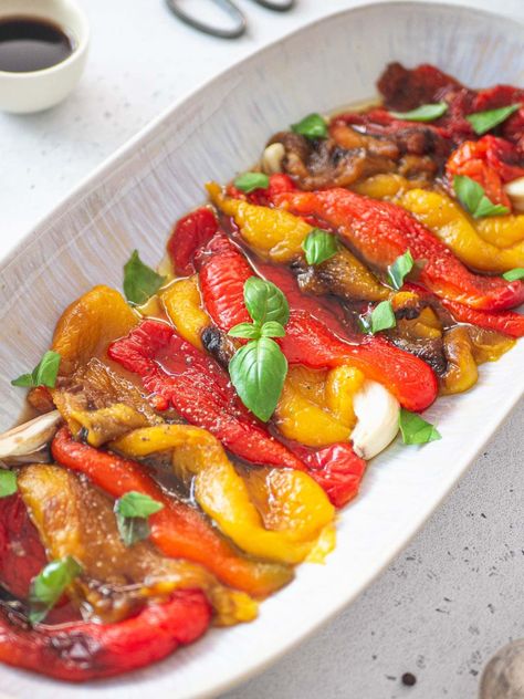 Roasted Bell Peppers, Vegan Italian Recipes, Plant Based School, Italian Roast, Bell Pepper Recipes, Vegan Italian, How To Roast, Recipes Appetizers And Snacks, Cooked Veggies