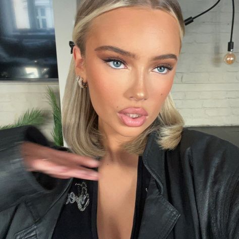 Emma Ellingsen Instagram, Emma Ellingsen Makeup, Contoured Makeup, Emma Ellingsen, Makeup Looks Blue Eyes, Makeup Blue Eyes, Ball Makeup, Going Out Makeup, Formal Makeup