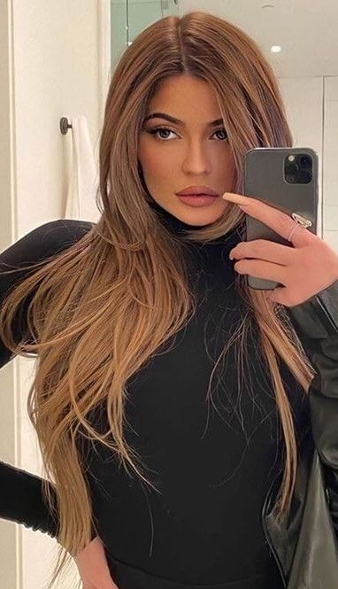 Kylie Jenner Brown Hair With Highlights, Jenner Hair, Kylie Jenner Hair, Jenner Makeup, Brunette Balayage, Bangs With Medium Hair, Caramel Hair, Hair Color Light Brown, Long Hair Color