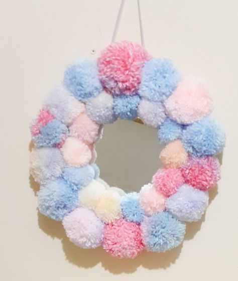 Pom Pom Mirror Frame, Pom Pom Canvas Art, Pom Pom Mirror Diy, Pom Pom Bedroom, Pom Pom Mirror, Mirror Nursery, Unicorn Colours, Pom Pom Hanging, Pompom Art