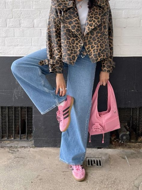 Outfits With Pink Jacket, Animal Print Bag Outfit, Pink Bag Outfit Ideas, Pink Sambas Outfit, Pink Samba Outfit, Cheetah Jacket Outfit, Pink And Leopard Outfit, Animal Print Jacket Outfit, Leopard Print Outfits Aesthetic