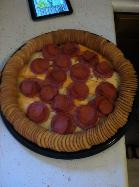 Ninja turtle pizza shaped meat and cheese tray!! Ninja Turtles Food Ideas, Pizza Birthday Party Ideas, Ninja Turtle Food Ideas, Ninja Turtles Birthday Party Ideas Diy, Pizza Birthday, Ninja Turtle Halloween Party, Ninja Turtle Party Food, Diy Ninja Turtle Party Decorations, Tmnt Party Ideas