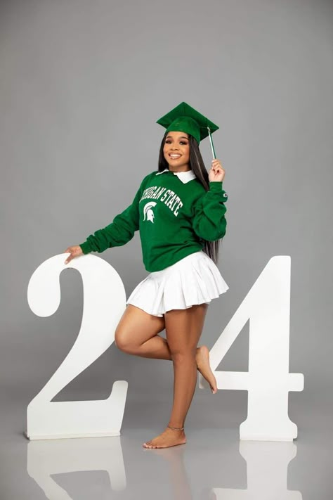 Class Of 2025 Photoshoot, Senior Picture Day Outfit Highschool, Graduate Photoshoot Picture Ideas, Decision Day College Pictures, Highschool Graduation Photoshoot, Hairstyles For Senior Pictures, Decision Day Photoshoot, College Graduation Pictures Outfits, High School Senior Picture Ideas Black