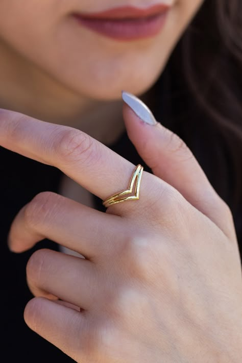 Minimal Gold Ring Design, Girls Ring Design, Golden Rings Design For Women, Gold Ring Designs Unique For Women, Index Finger Rings For Women, Golden Ring For Women, Mother Day Jewelry, V Shaped Ring, Moon Minimalist