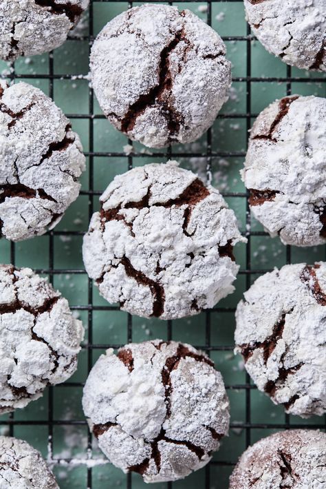 Mint Crinkle Cookies, Fudgy Chocolate Crinkle Cookies, Chocolate Crackle Cookies, Crinkle Cookies Recipe, Dark Chocolate Mint, Chocolate Crinkle, Chocolate Mint Cookies, Chocolate Festival, White Cookie