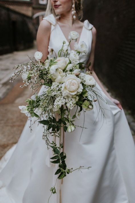 Green Neutral Wedding, Neutral Wedding Decor, Greenery Wedding Bouquet, Waterfall Wedding, Winter Wedding Bouquet, Summer Wedding Bouquets, Jesus Peiro, Bridal Elegance, Bride Flowers