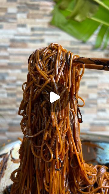 prunch | priyansh parekh on Instagram: "scallion oil noodles x

ingredients
3 big scallions
1/3 cup neutral oil
1 tbsp dark soy sauce
2 tbsp light soy sauce
1 tbsp vegetarian oyster sauce (optional)
1 tbsp brown sugar (or sweetener of your choice)

boiled wheat noodles

#veganfoodshare #noodles #scallionoil #veganrecipes #veganfood #veganeats #easyrecipes #quickdinner #easydinner #mealprep" Scallion Oil Noodles, Poverty Meal, Scallion Oil, Oil Noodles, Vegetarian Oyster Sauce, Dark Soy Sauce, Wheat Noodles, Nice Food, Video Recipes