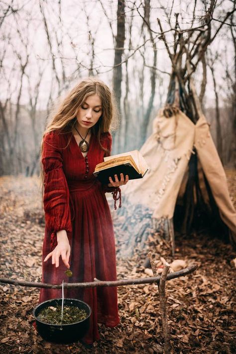 Witch Aesthetic Fashion, Last Minute Kostüm, Witch Costume Diy, Medieval Witch, Witchy Outfits, Witch Photos, Nature Witch, Cottage Witch, Witch Cottage