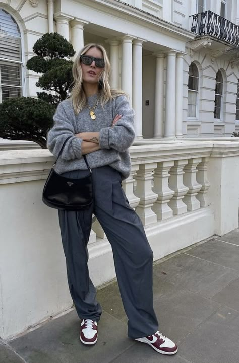 Grey Oversized Jumper Outfit, Oversize Grey Sweater Outfit, Gray Jumper Outfit, Oversized Grey Sweatshirt Outfit, Grey Trousers Outfit Women Street Style, Grey Oversized Sweater Outfit, Oversized Grey Sweater Outfit, Oversized Trousers Outfits, Fall Trousers Outfit