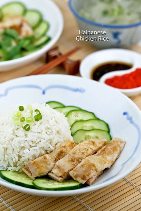 Hainese Chicken, Garlic Chili Sauce, Claypot Chicken Rice, Hainanese Chicken Rice, Sliced Cucumber, Chicken Rice Recipes, Hainanese Chicken, Poached Chicken, Malaysian Food