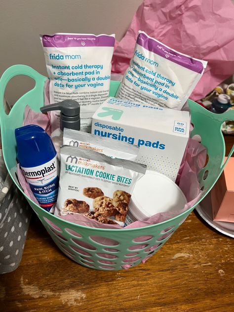 Birth Basket For Mom, Post Partum Gift Basket Ideas, Post Party Gift Basket, Post Partum Gifts Basket, Hospital Gifts For New Moms, Postpartum Gift Basket For Mom, Mommy Post Partum Basket, Mommy Hospital Gift Basket, New Mom Care Package