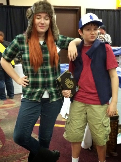 Wendy and Dipper from Gravity Falls - they look awesome! Gravity Falls Couple Costumes, Wendy Gravity Falls Costume, Cartoons Cosplay, Dipper And Wendy Costumes, Wendy And Dipper Costume, Dipper And Mable Pines Costume, Dipper Pines Costume, Dipper Pines Cosplay, Dipper Cosplay