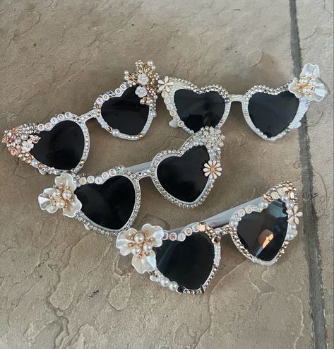 Bridal sunglasses for your big day! Diy Wedding Sunglasses, Sunglasses For Wedding, Bridal Sunglasses, Sunglasses Ideas, Bachelorette Diy, Bachelorette Sunglasses, Diy Sunglasses, Wedding Sunglasses, M Wallpaper