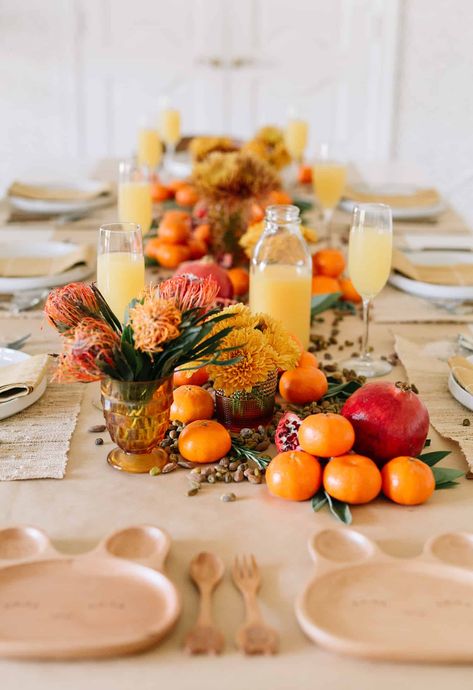 How to Style an Edible Centerpiece #centerpiece #tablesetting #tablescape #thanksgiving #thanksgivingtable #placesetting #abeautifulmess Edible Centerpieces, Fall Dining Table, Thanksgiving Dinner Table, Autumn Dining, Edible Arrangements, Dining Table Centerpiece, Thanksgiving Table Settings, Thanksgiving Tablescapes, Thanksgiving Centerpieces