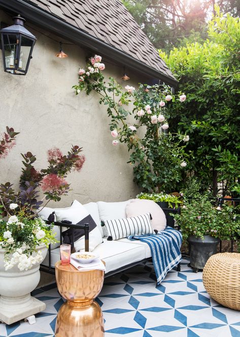 I love this garden patio with the Moroccan style floor tiles, gold side table, soft furnishings, plants and flowers. It's such a modern and relaxed outdoor space created by the talented Emily Henderson. Patio Paradise, Design Per Patio, Outdoor Seating Area, Summer Patio, Cozy Patio, Front Yards, Patio Interior, Patio Makeover, Outdoor Tiles