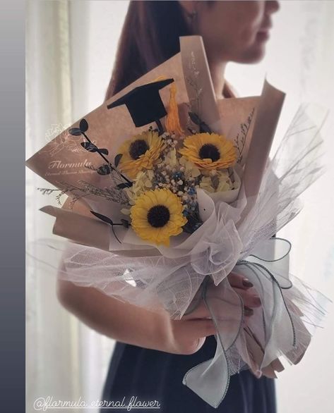 Convocation Bouquet Ideas, Graduation Pictures With Flower Bouquet, Graduation Flowers Bouquet Gift, Bucket Graduation, Buket Graduation, Bucket Wisuda, Graduation Flowers Bouquet, Graduation Flower Bouquet, Bloom Box