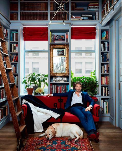 White Blue House, Living Room Focal Point, Dark Moody Decor, Red White Blue Decor, Elle Decor Magazine, Red White Blue Decorations, Becoming An Event Planner, Manhattan Loft, Madrid Apartment