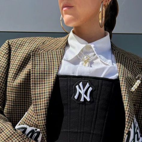 MÖGI on Instagram: "COLECCIÓN YANKEES x MOG 🖤 ya disponible en @mogbymog  #diy #custom #reciclandoropa #upcycling #reworked #rework #yankeesxmog #yankees" New York Inspired Outfits, New York Yankees Outfit, Outfits With Sneakers, Fashion Upcycling, Reworked Clothes, Diy Outfits, Ny Outfits, Diy Jacket, Chique Outfits