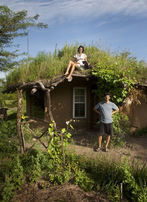 A complete recipe for building a cob house for $3000. Here's how you too can build an inexpensive, natural house for little money. Cob Building, Casa Hobbit, Student Design, Earthship Home, Mud House, Earth Sheltered, A Small House, Living Roofs, Natural Homes