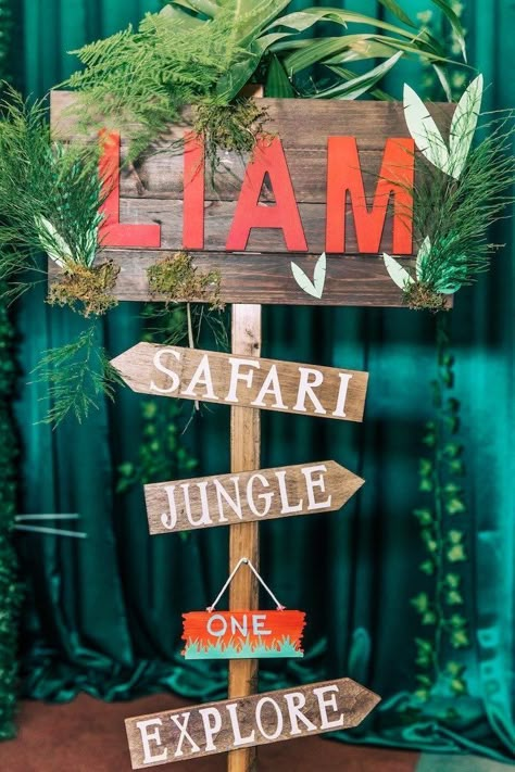 Yellow Hats, Theme Bapteme, Safari Birthday Party Decorations, Jungle Thema, Jungle Safari Birthday, Wild Birthday Party, Party Fotos, Jungle Theme Birthday, Safari Theme Birthday