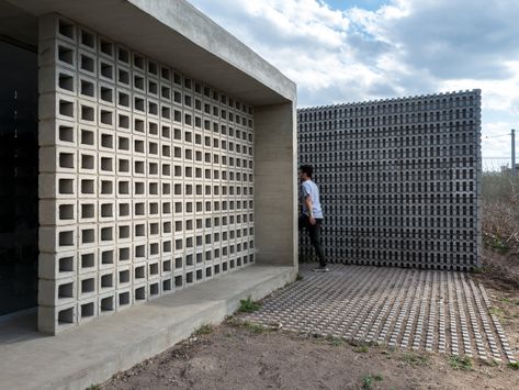 Gallery of 10 Innovative Ways to Use Concrete: The Best Photos of the Week - 6 Modern Concrete Homes, Concrete Home Design, Concrete Homes, Textured Concrete, Concrete Block Walls, Low Cost Housing, Atami, Concrete Block, Concrete Home