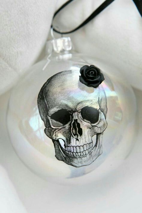 Witchy Christmas Decor, Gothic Xmas, Christmas Skulls, Witchy Christmas, Scary Christmas, Gothic Christmas, Creepy Christmas, Alternative Christmas, Dark Christmas