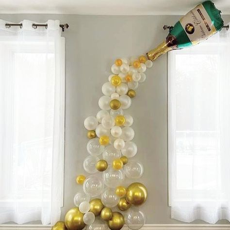 Champagne balloon garland tutorial by Liliana da Silva from Sugarella Sweets Party Balloon Garland Designs, Champagne Wall Balloon Garland, Wine Balloon Decorations, Nye Balloon Garland, Champagne Party Decorations, Balloon Arch Champagne, New Years Balloon Garland, New Years Balloon Decorations, Champagne Balloon Arch