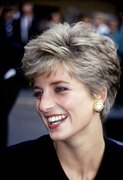 Princess Diana Diana Haircut, Princess Diana Hair, True To Myself, Haircut For Face Shape, Prince Charles And Diana, Hair Cuts For Women, Princess Diana Family, Princess Diana Photos, Princess Diana Pictures