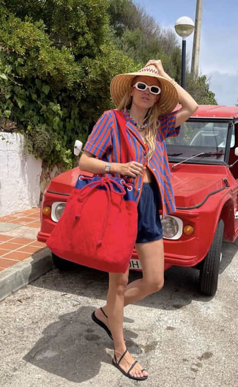 Funky Beach Outfits, Tropical Street Style, Eccentric Summer Outfits, Casual Beach Outfit Ideas, Lisbon Outfit Summer, Colorful Beach Outfit, Portugal Outfits Summer, Tropical Travel Outfit, Portugal Summer Outfits