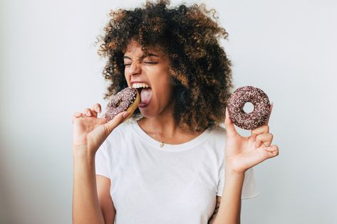 How to Deal With Holiday Sugar Temptation (Without Being a Total Grinch) High Glycemic Foods, Woman Eating, Junk Foods, Healthier Alternatives, Soy Recipes, Eating Before Bed, Clean Plates, Ate Too Much, Nutrition And Dietetics