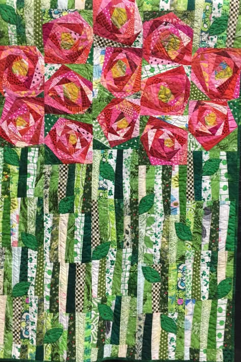 Scrappy free-style... Pieced Flower Quilts, Eclectic Quilt Patterns, Impressionist Quilts, Art Quilts Ideas, String Flowers, Rose Patchwork, Colchas Quilting, Quilt Modernen, Rose Quilt