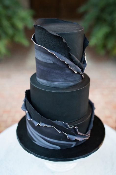 Moody Rustic, Wedding Cake Navy, Chocolate Wedding, Fondant Wedding Cakes, Rustic Modern Wedding, Black Wedding Cakes, Chocolate Wedding Cake, Wedding Cake Table, Rustic Wedding Inspiration