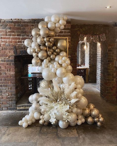 Large Balloon Backdrop, All White Birthday Party Ideas, Beige Balloon Garland, Gold Balloons Decorations, Sand Wedding, 30th Birthday Celebration, Engagement Balloons, Champagne Balloons, Deco Ballon