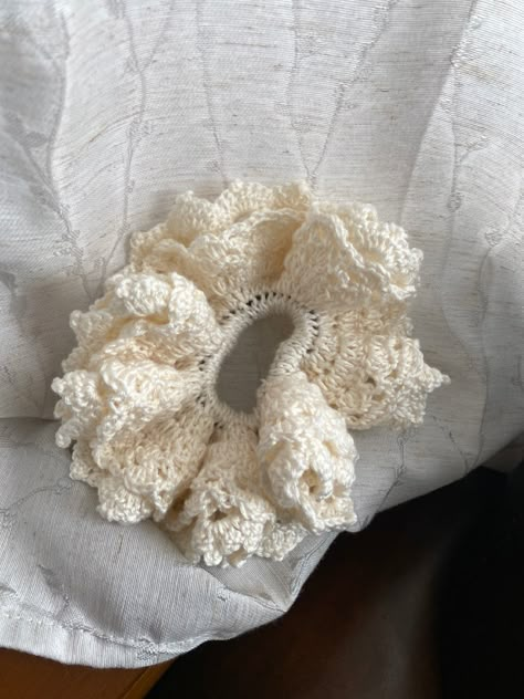 good squish eyelet scrunchie crochet lookalike made with cream sport weight tencel yarn Crochet Lace Scrunchie, Simple Crochet Lace, Crochet Scrunchies Pattern, Rococo Crochet, Scrunchy Crochet, Crochet Gifts For Women, Lace Scrunchies, Scrunchies Pattern, Ruffle Scrunchie