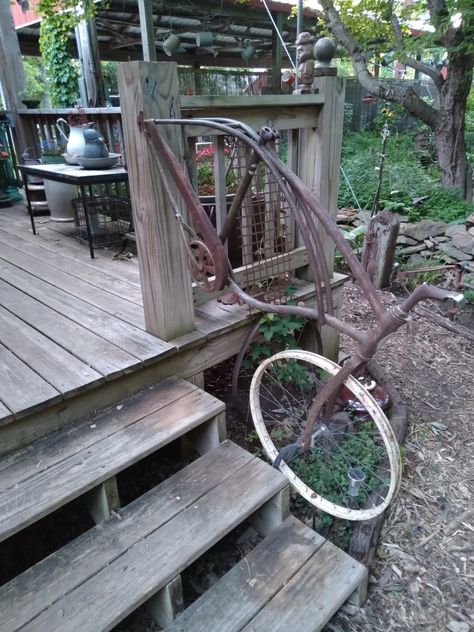 Bike Yard Art, Upcycle Frames, Diy Bicycle, Outdoor Yard Art, Bike Wheels, Motorcycle Frames, Upcycle Ideas, Old Bicycle, Frame Ideas