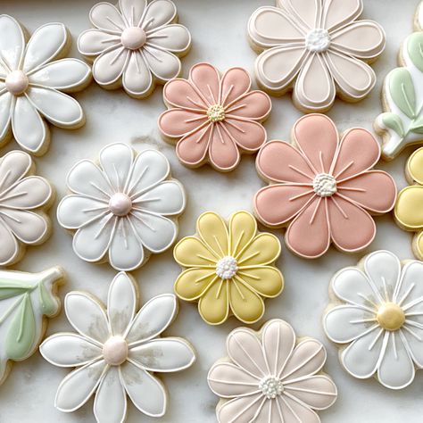 Decorated Sugar Cookies Simple Flower Royal Icing Cookies, Garden Themed Cookies, Tea Party Sugar Cookies Decorated, Boho Flower Cookies, Spring Flower Cookies Decorated, Mini Flower Cookies, Bridal Shower Flower Cookies, Spring Flower Sugar Cookies, Spring Cutout Cookies