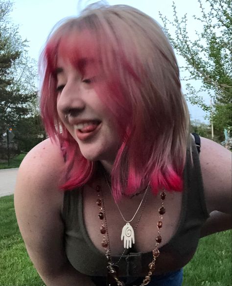 Layered Colored Hair Dyes, Hairdye Ideas Blonde, Short Blonde Hair With Red Tips, Red Dyed Tips, Red Hair Blonde Tips, Wolf Cut Dyed Tips, Layered Hair Dye, Wolf Cut Hair Dye, Hair Styles Wolf Cut