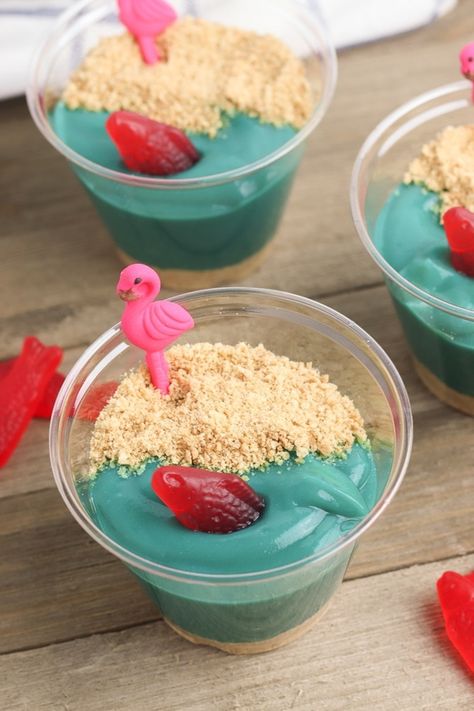 Super cute beach pudding cups made from instant pudding and graham crackers. A fun and easy summer treat. Mermaid Dirt Cups, Sand Pudding Dessert, Sea Snacks, Summer Party Treats, Dirt Cups Dessert, Beach Theme Desserts, Sand Pudding, Oreo Cookie Pops, Summer Time Beach