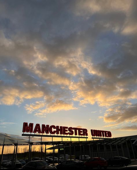 Manchester United Aesthetic, Mufc Manchester United, Manchester United Old Trafford, British Football, Manchester United Team, Manchester United Legends, Manchester United Wallpaper, Living In England, Bullet Journal Design Ideas